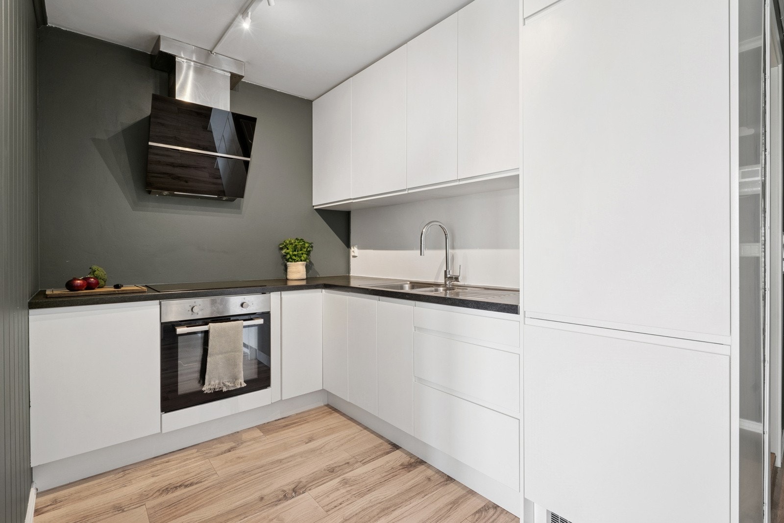 Kjøkkenet fra 2016 har tidløse fronter som enkelt kan tilpasses din stil. Galleribilde