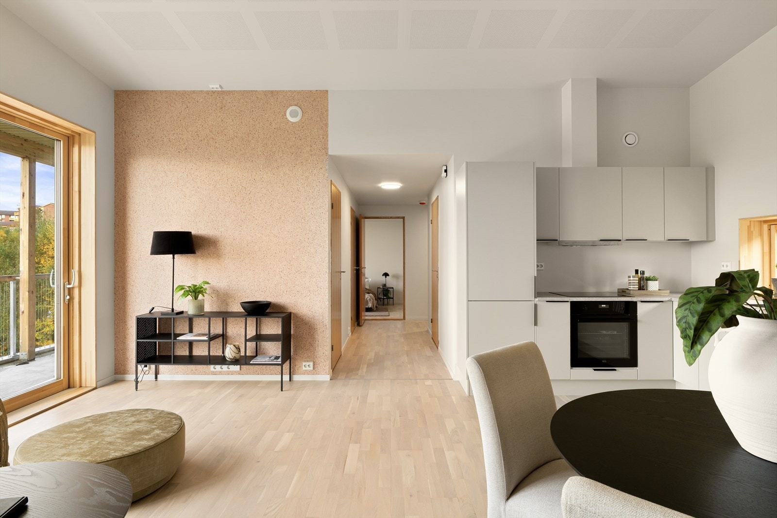 Leilighet 6 -Stuen har svært god takhøyde og mye lys Galleribilde