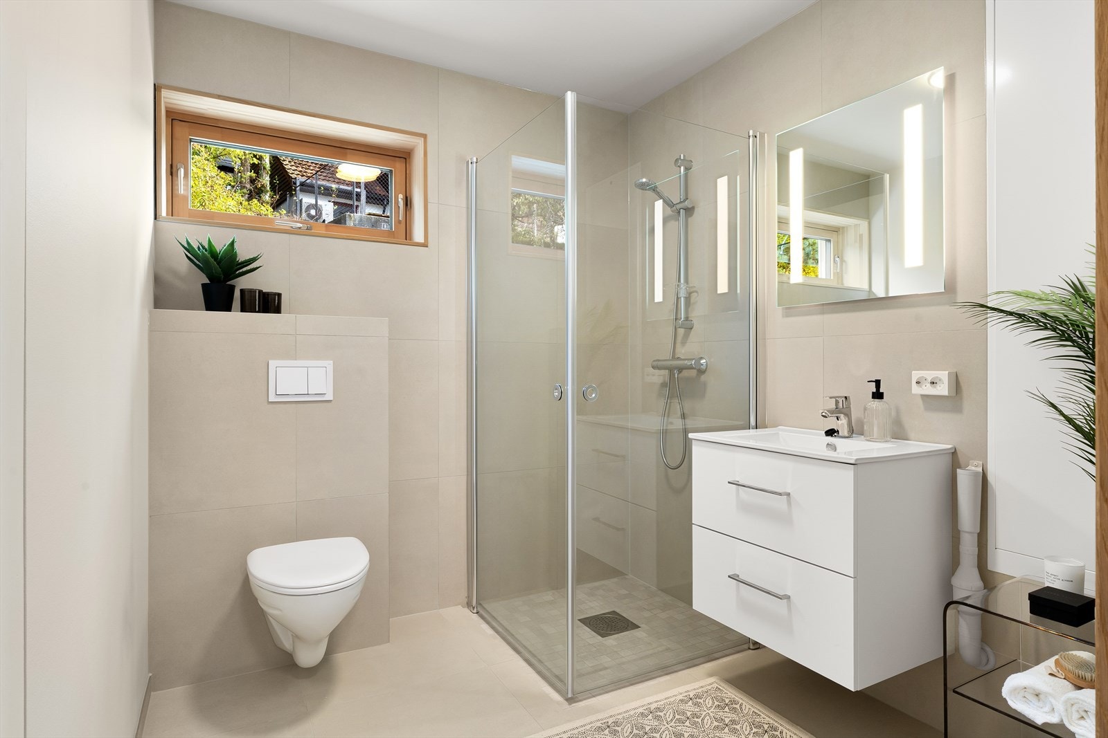 Leilighet 6 - Bad flislagt gulv og to flislagte vegger Galleribilde