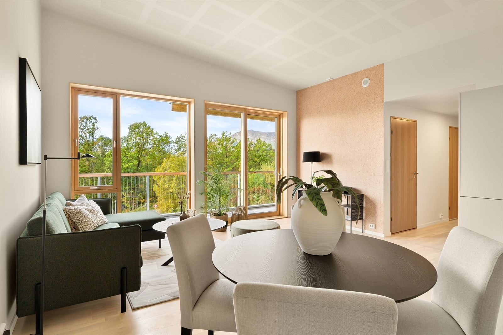 Leilighet 6 -Høye vinduer og terrassedør Galleribilde