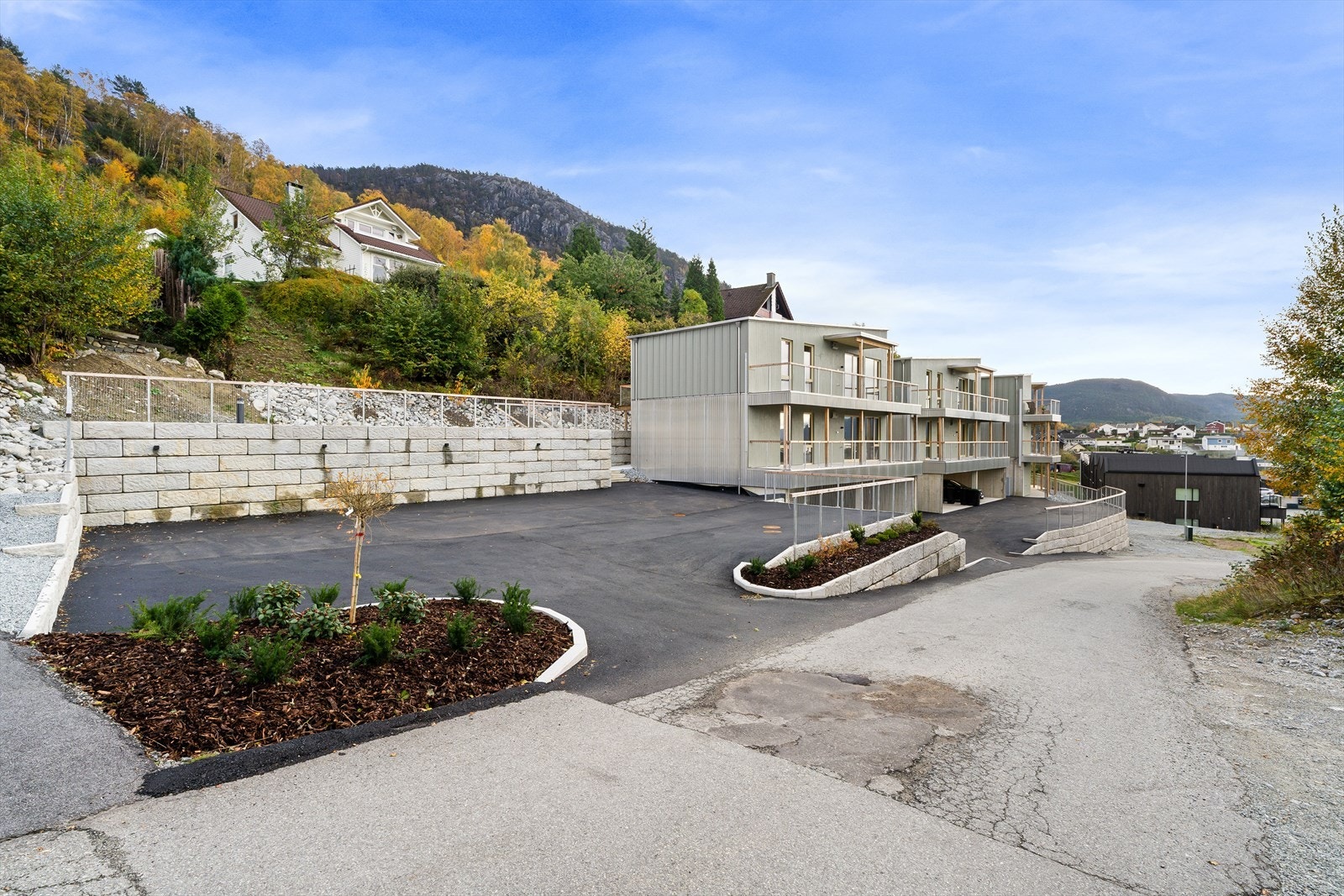 Leilighetskomplekset sin tomt er helt ferdig og pent opparbeidet med stor gjeste
parkering i tillegg til har hver leilighet har plass i carport Galleribilde