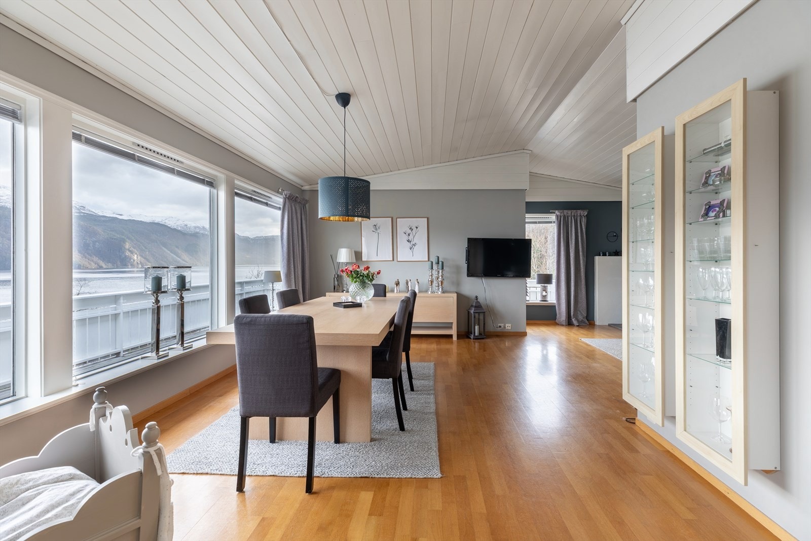 Stue med ekstra takhøyde. Store vindusflater med utsikt som må sees for riktig inntrykk! Galleribilde