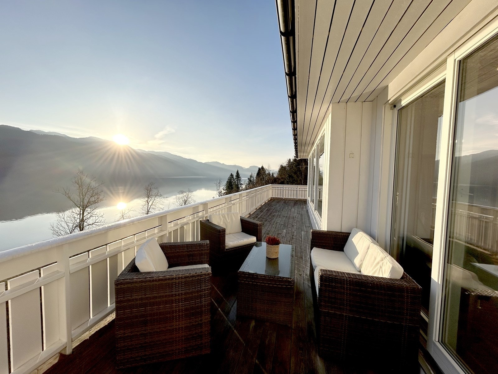 Nydelig utsiktsforhold - Skyvedør utgang fra kjøkken Galleribilde