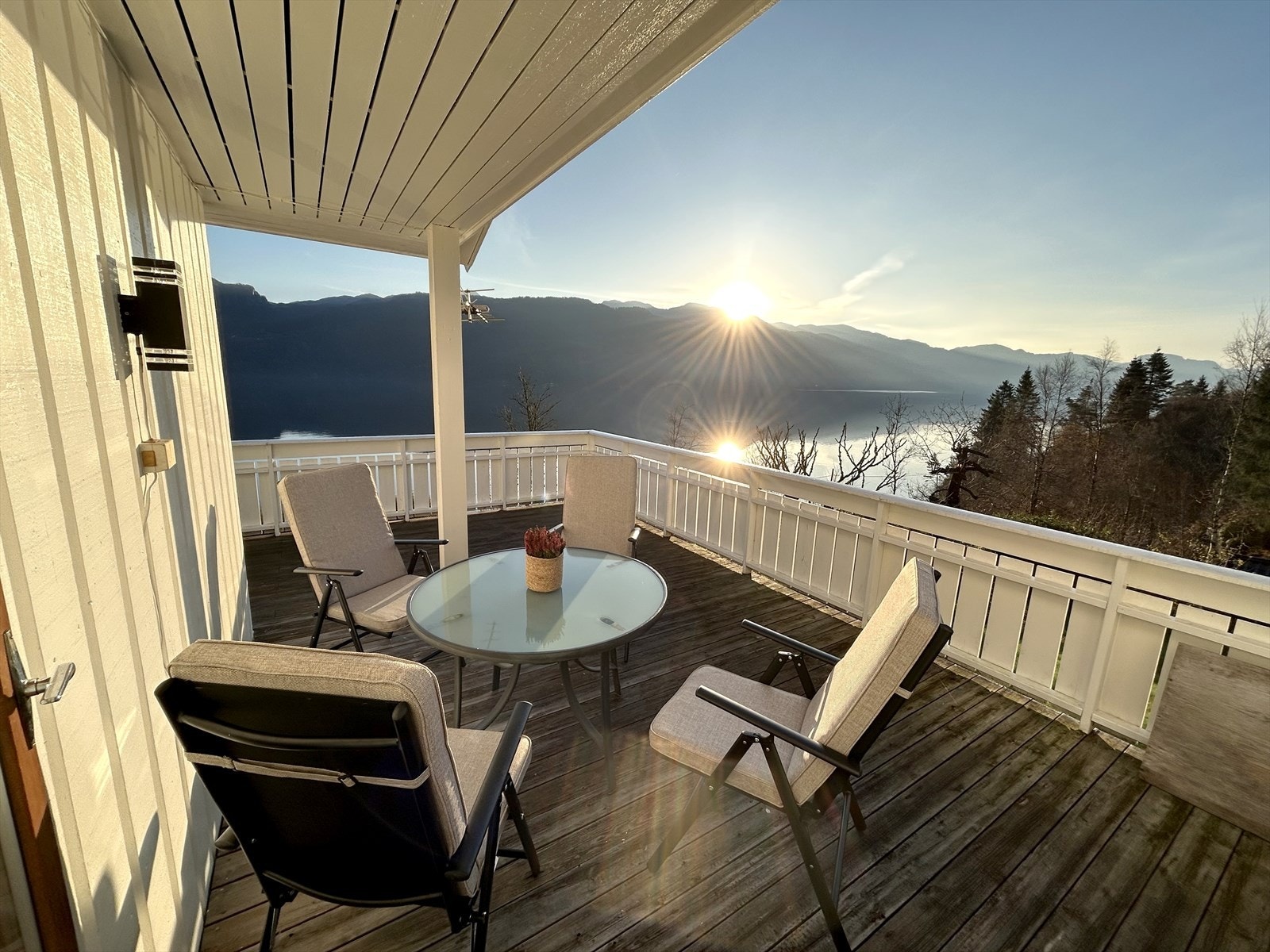 Utsikt! Overbygd del av balkong fra utgang stue Galleribilde