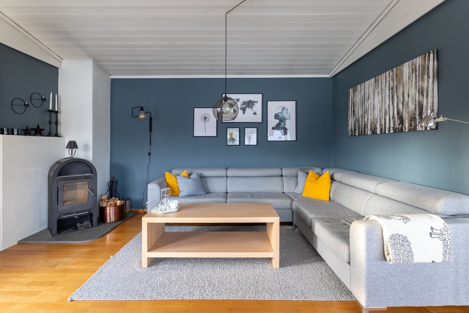 Sofahjørne med vedovn Galleribilde