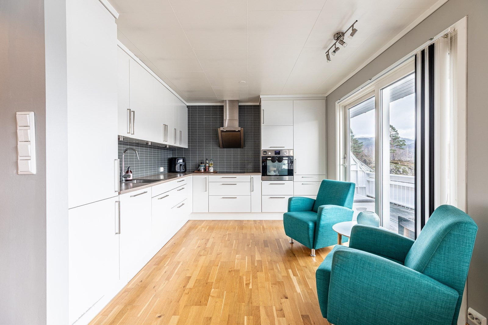 Kjøkken fra HTH , nytt i 2012. Integrerte hvitevarer. Skyvedør ut til balkong Galleribilde