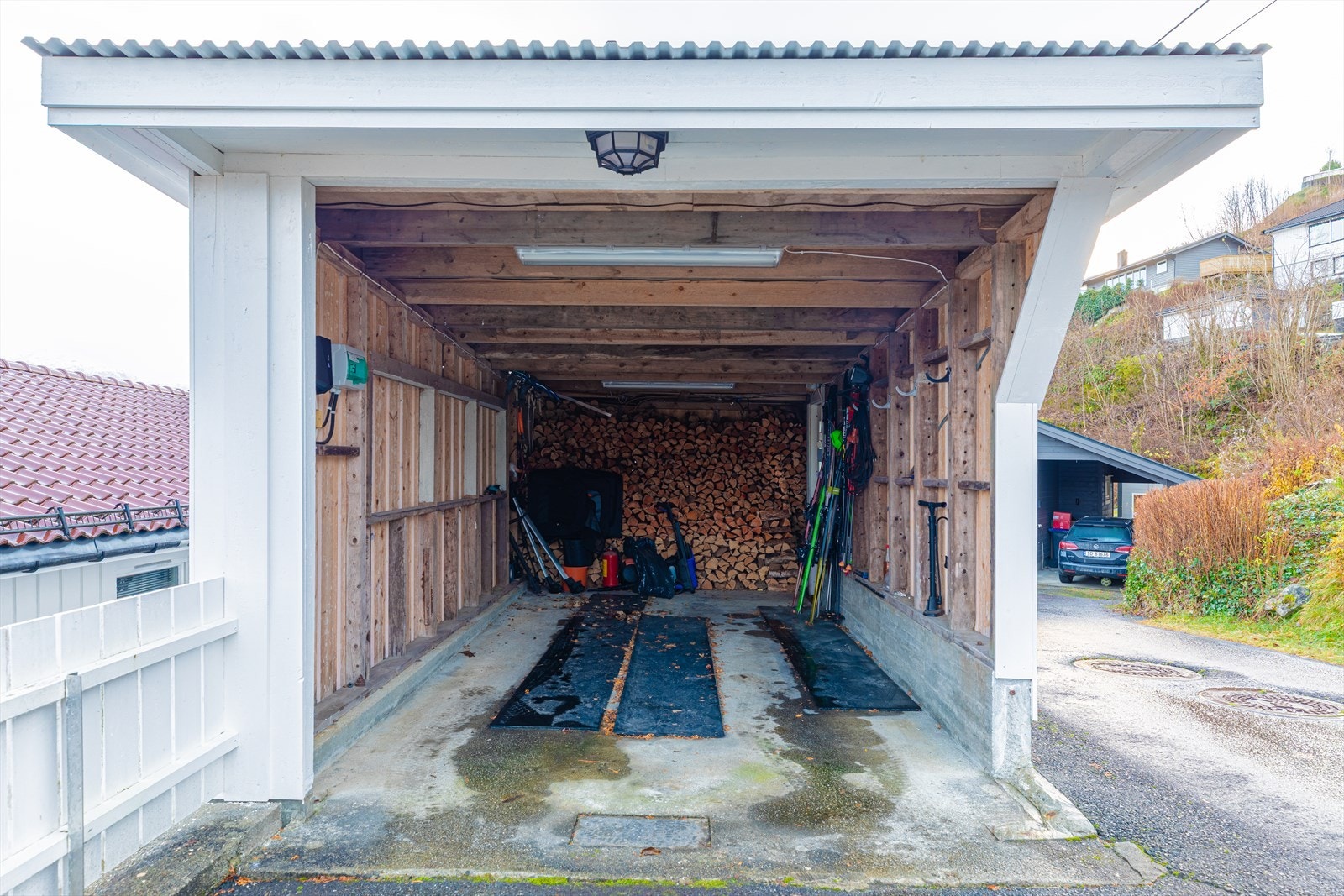 Garasje med elbil-lader. Nytt tak og kledning i 2012 Galleribilde