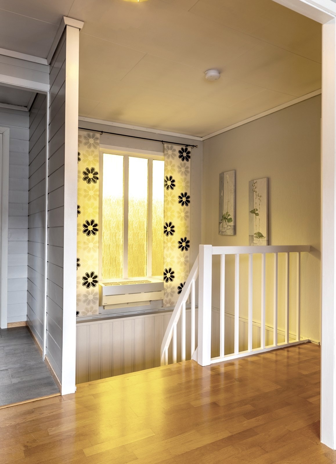 Åpen trappegang med varmepumpe Galleribilde