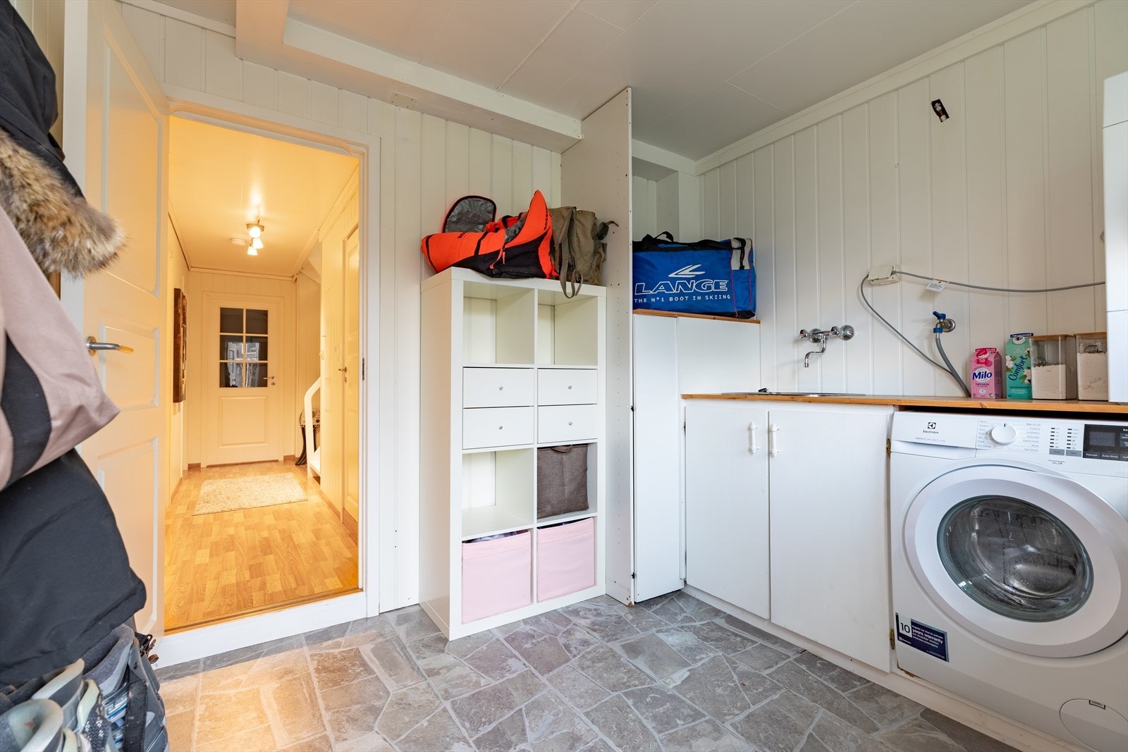 Praktisk vaskerom med utvendig inngang Galleribilde