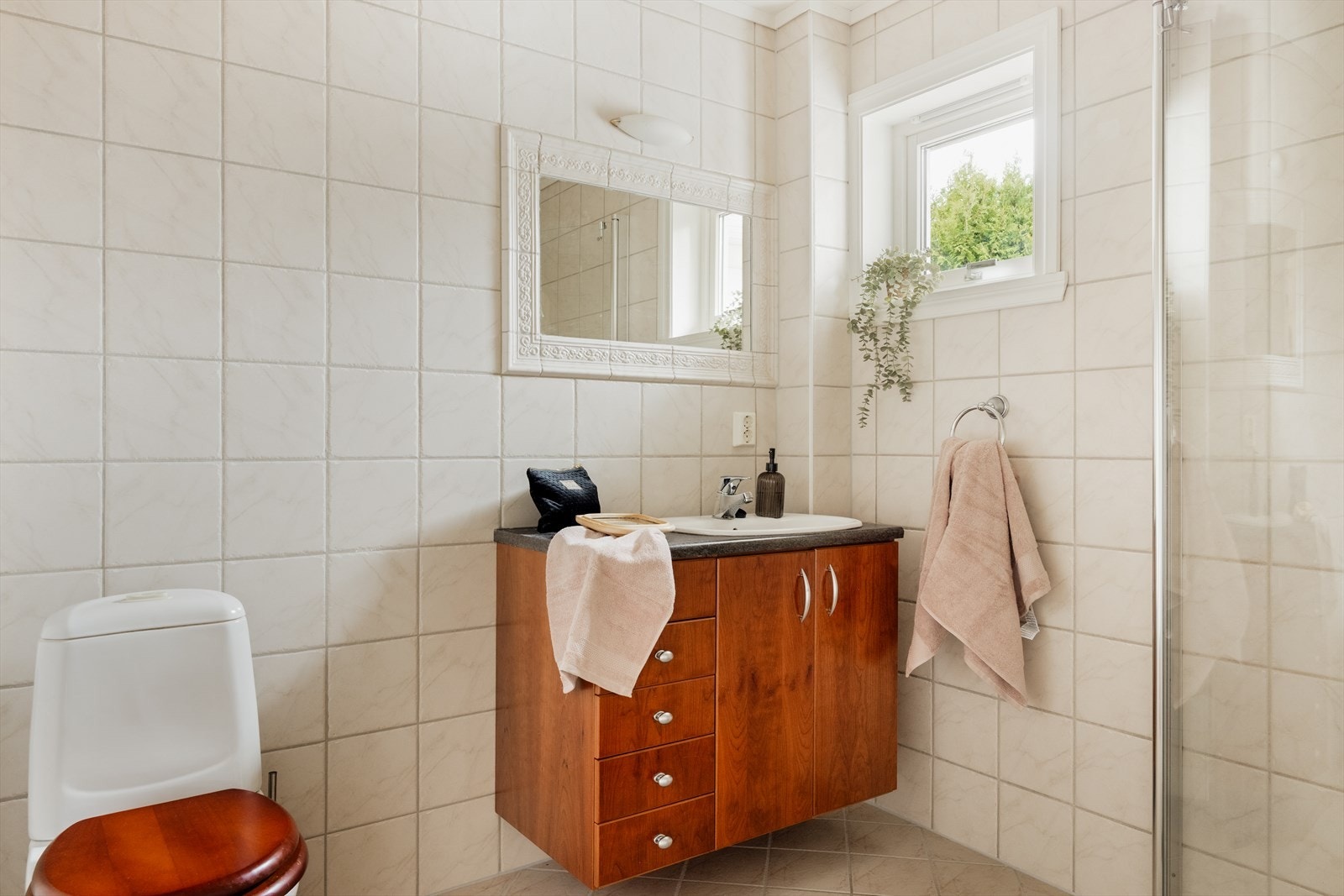 Bad 2 er på 4.1m² med fliser på gulv og vegger. Galleribilde