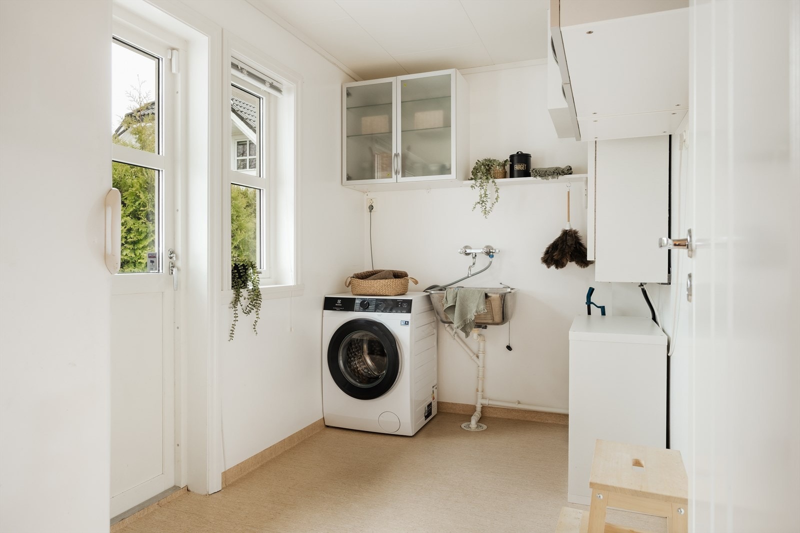 Vaskerom med opplegg for vaskemaskin og skyllekar. Galleribilde