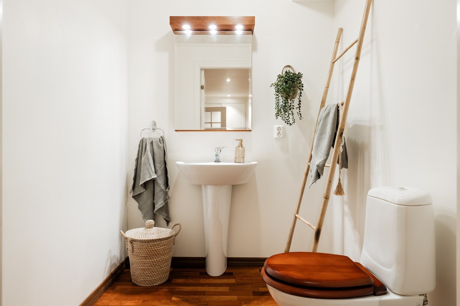 Toalettrom innredet med servant og toalett. Galleribilde