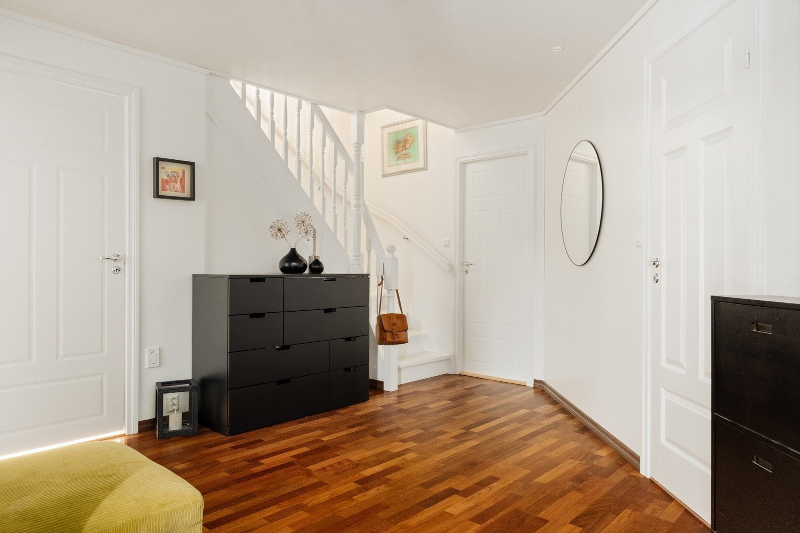 Underetasjen inneholder 2 soverom (ett ikke godkjent), innebod/teknisk rom, toalettrom, hall, entre og utvendig isolert bod. Skyvedørsgarderobe i både hall og entre. Galleribilde