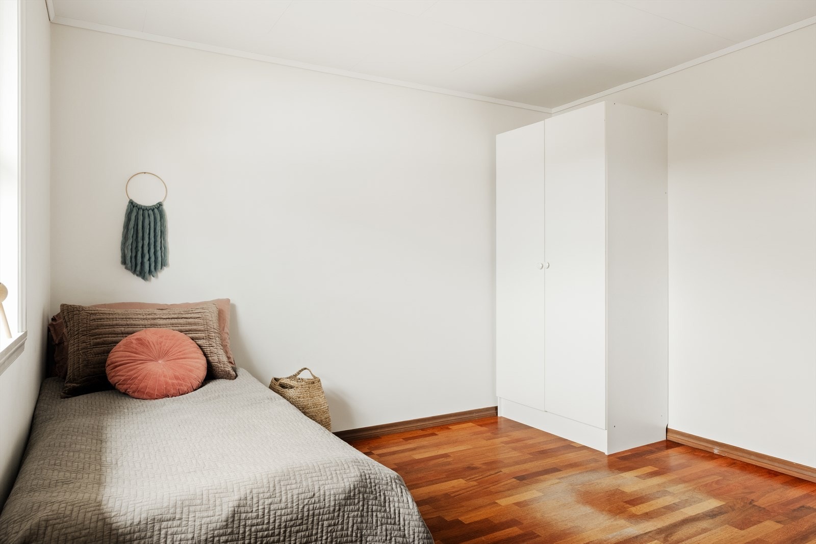 Plass til stor seng og garderobeskap. Galleribilde