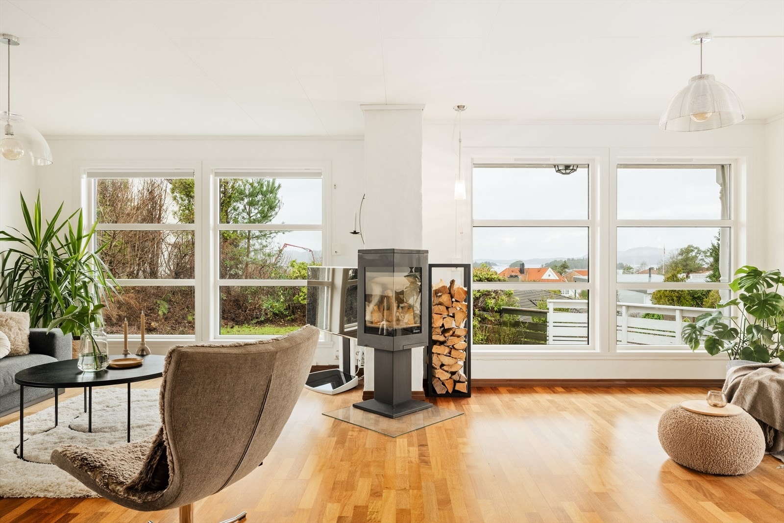 Luftig stue med flott sjøutsikt Galleribilde