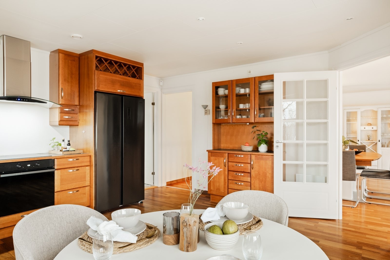 Sivesind kjøkken innredning med profilerte kirsebær fronter - Benkeplaten er av laminat. Galleribilde