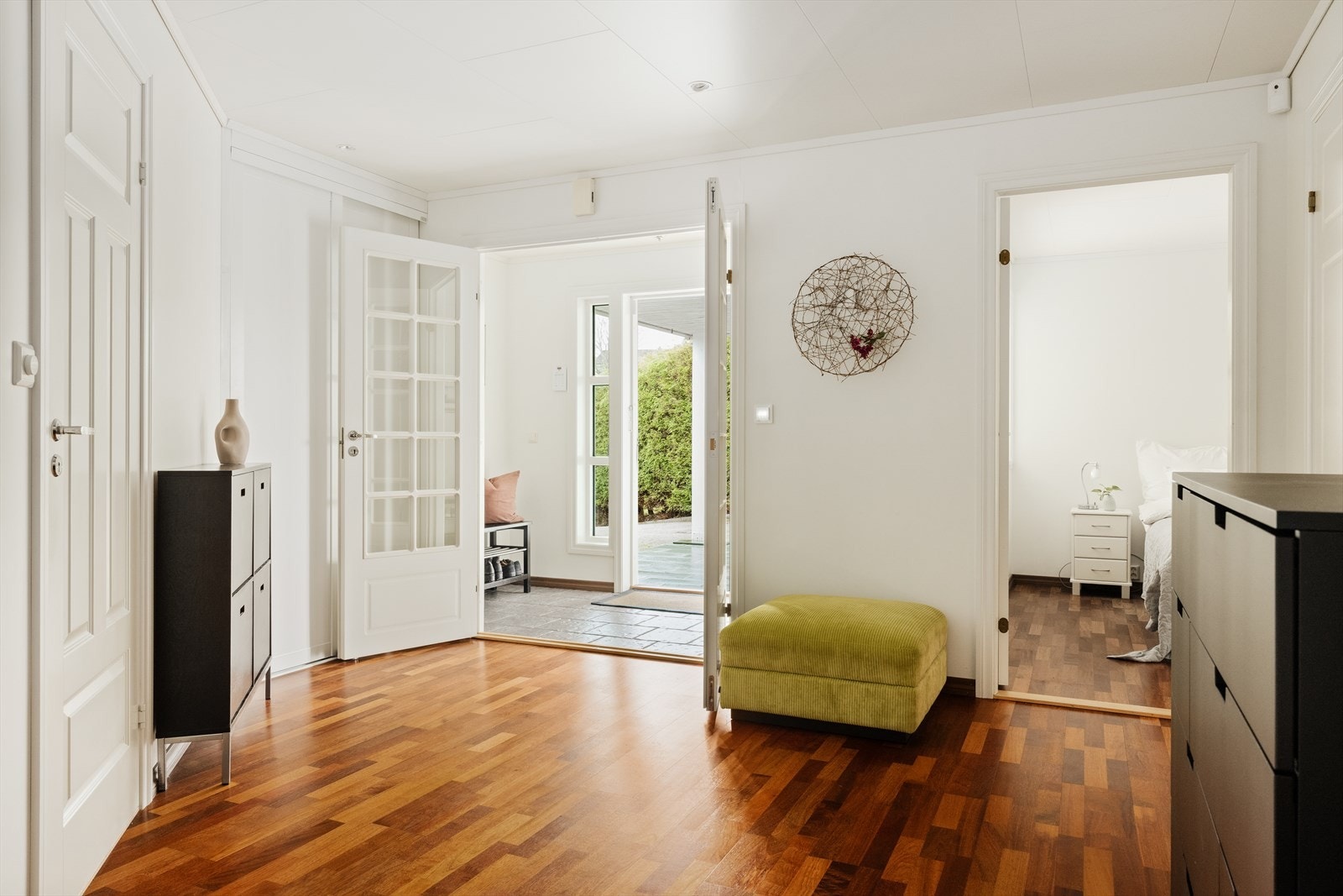 Boligen har balansert ventilasjon og det er vannbåren gulvvarme i alle rom som gir et komfortabelt inneklima året rundt. Galleribilde