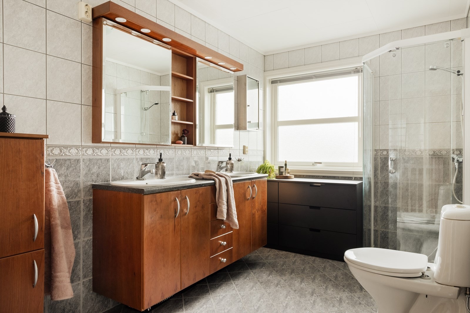 Badet er innredet med 2 servanter, toalett og dusjvegger. Galleribilde