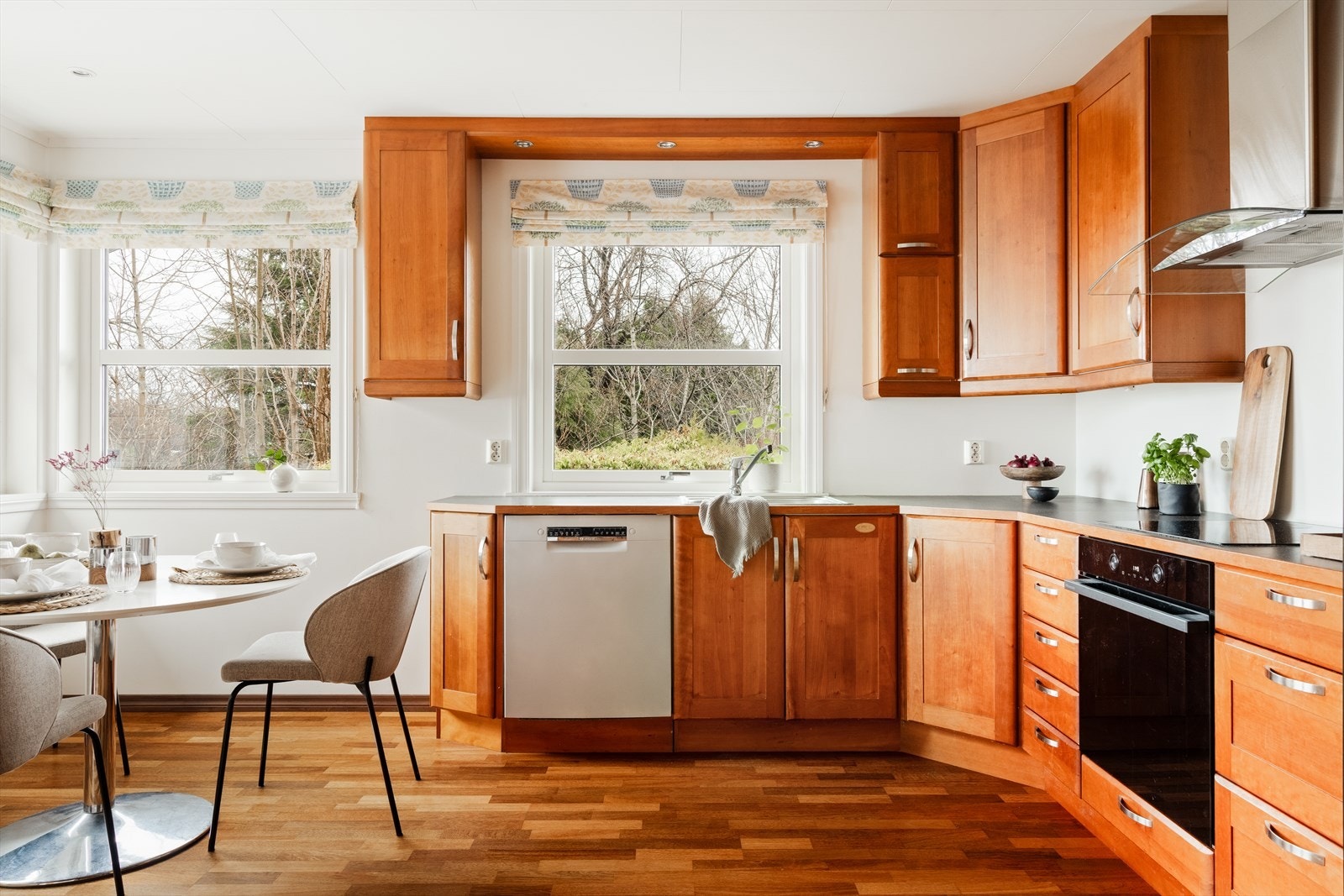 Godt med benkeplass til kokken. Galleribilde