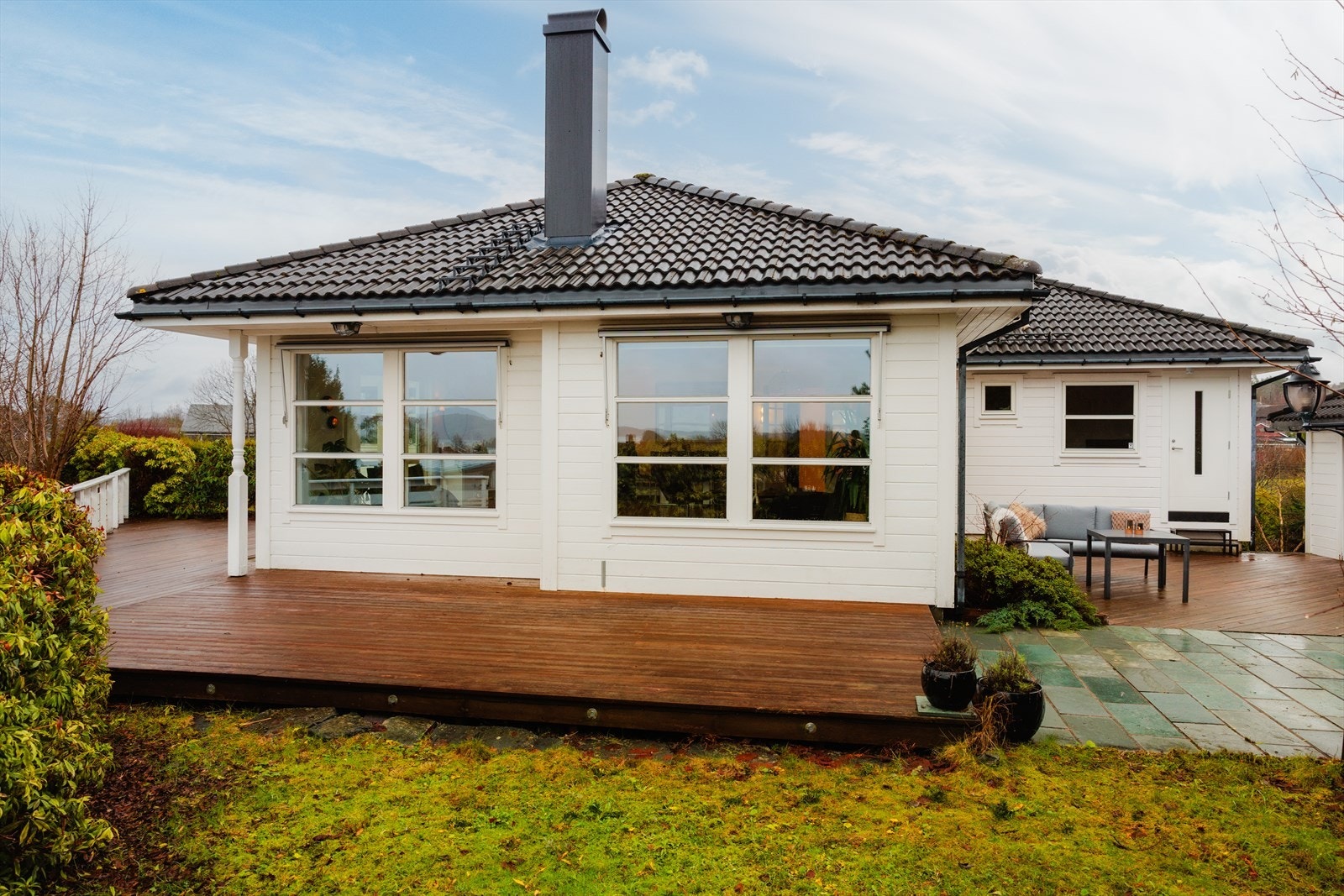 Boligens flotte uteareal gir plass til hele familien for sosiale sammenkomster. Galleribilde