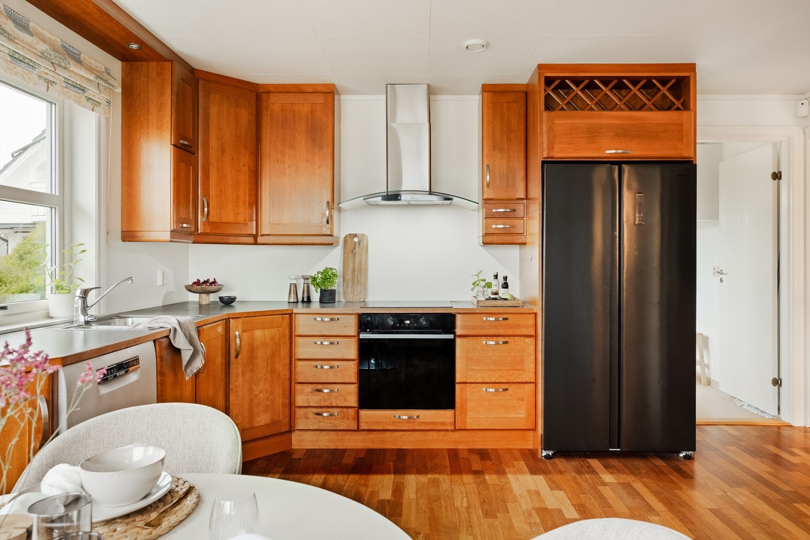 Kjøkkenet er utstyrt med oppvaskmaskin, komfyr og platetopp. Galleribilde