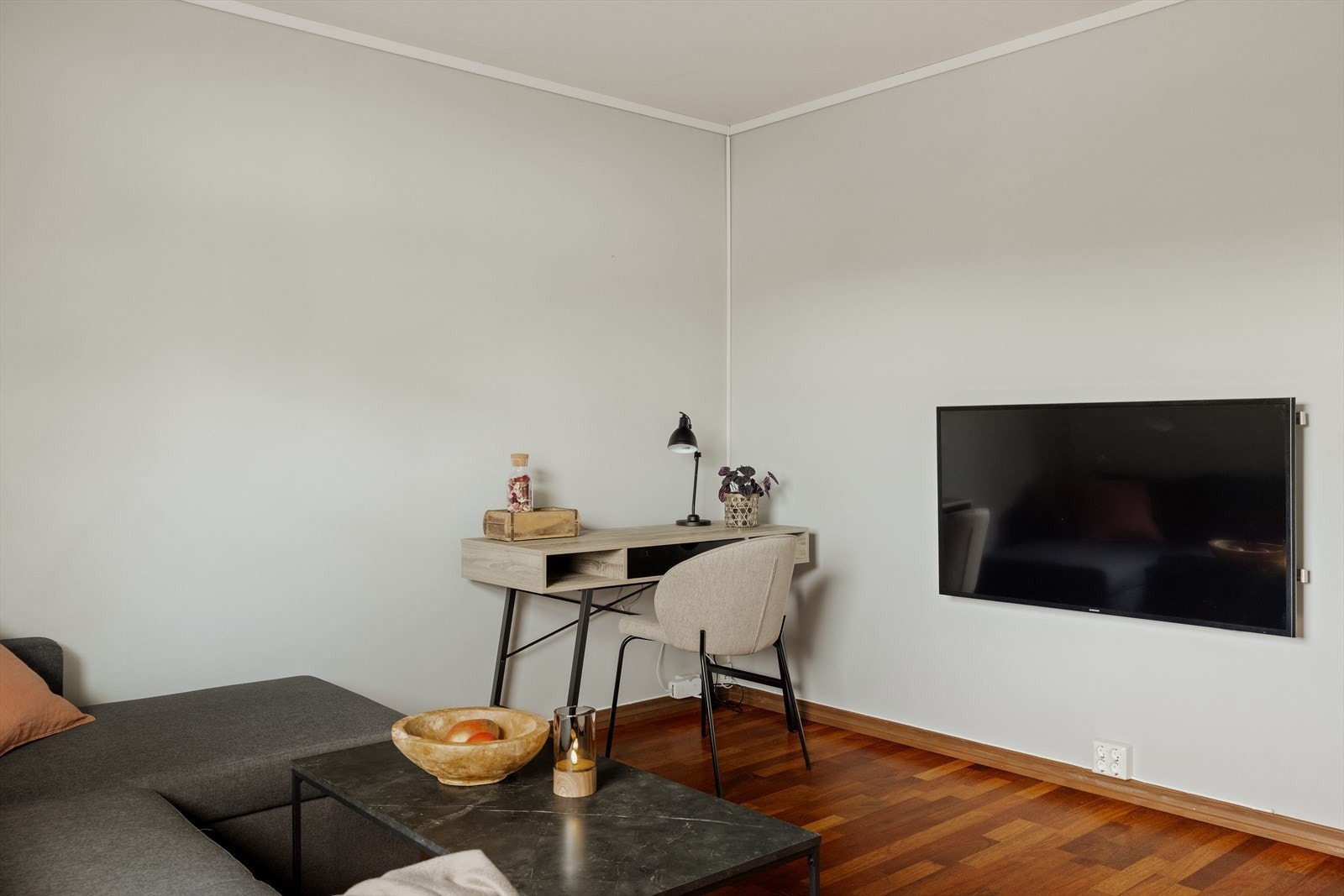 Rommet er innredet med sofa, vegghengt tv, pult og kommode - Internettkontakt på dette rommet. Galleribilde