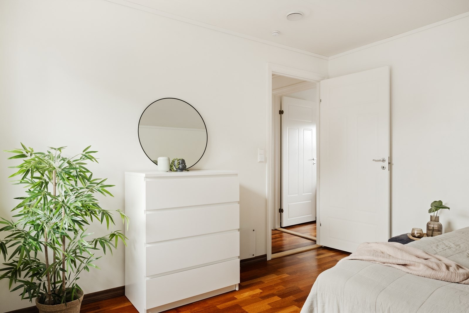 Plass til seng, nattbord og kommode. Galleribilde