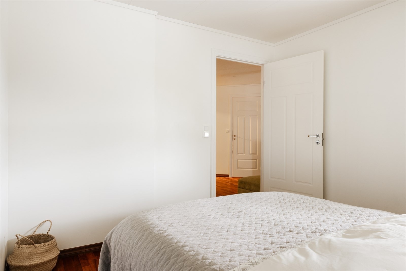 Plass til stor seng og nattbord for enkel oppbevaring. Galleribilde