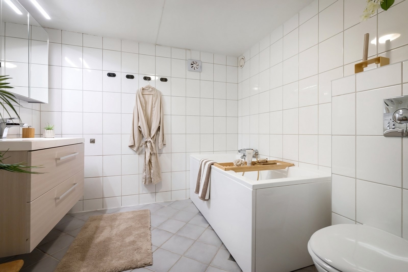 Flislagt bad fra 2005 med badekar og opplegg til vaskemaskin. Galleribilde