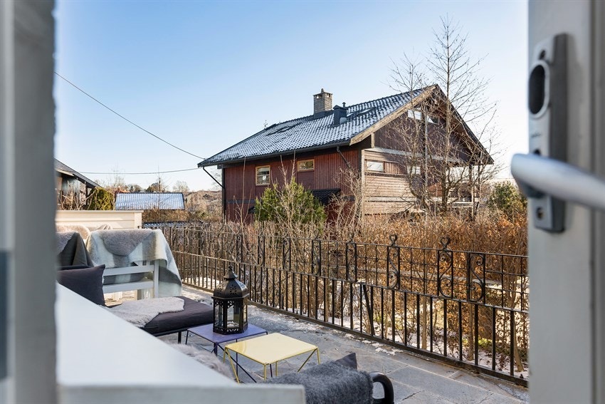 Fra stuen er det utgang til 23 kvm terrasse med nedgang til hagen (selgers bilde). Galleribilde