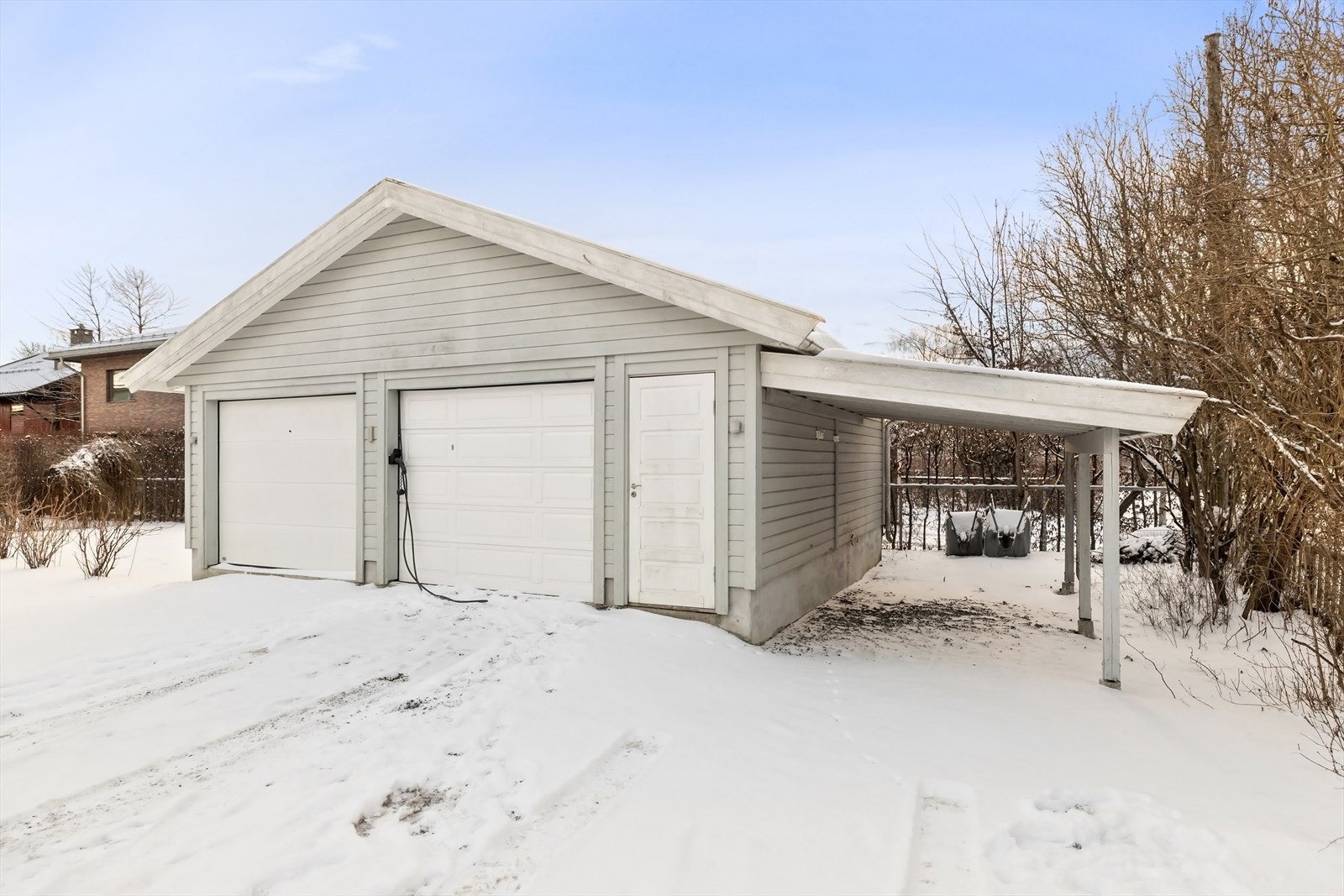 Boligen har carport og utvendig bod. Galleribilde