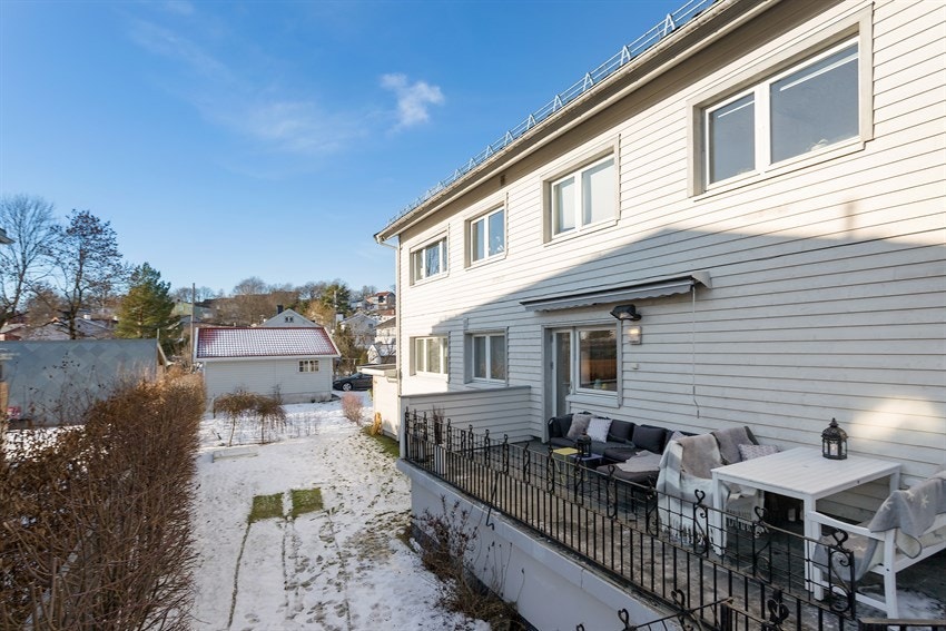 Hagen strekker seg langs hele langsiden av huset. (selgers bilde) Galleribilde