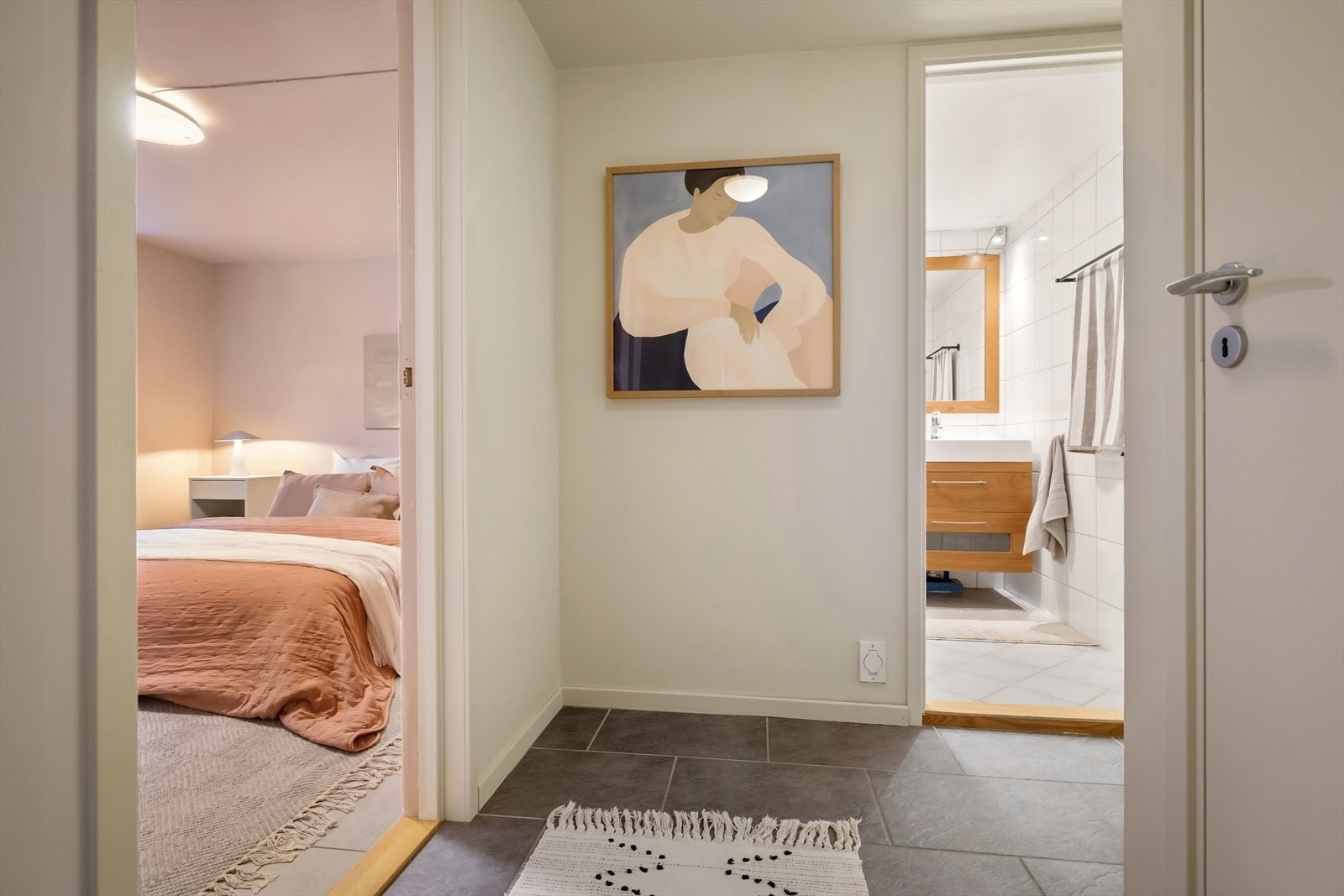 Det er sentralstøvsuger i boligen og bod under trappen. Galleribilde