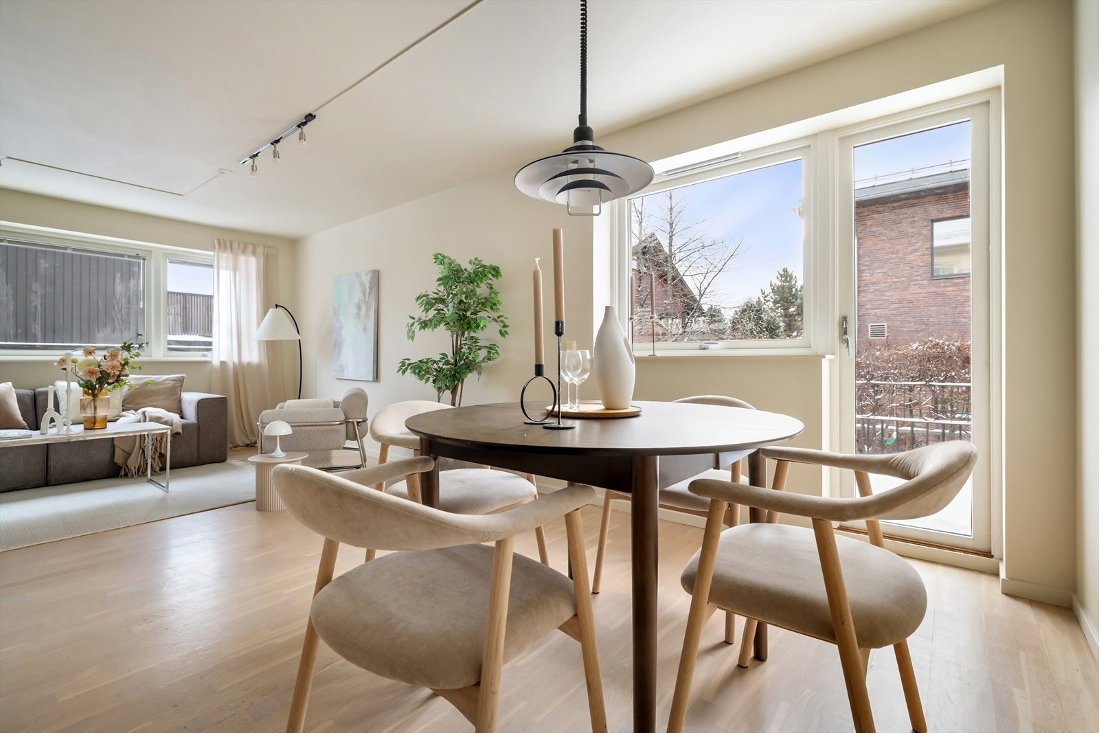 Fra stuen er det utgang til terrasse og egen hage Galleribilde