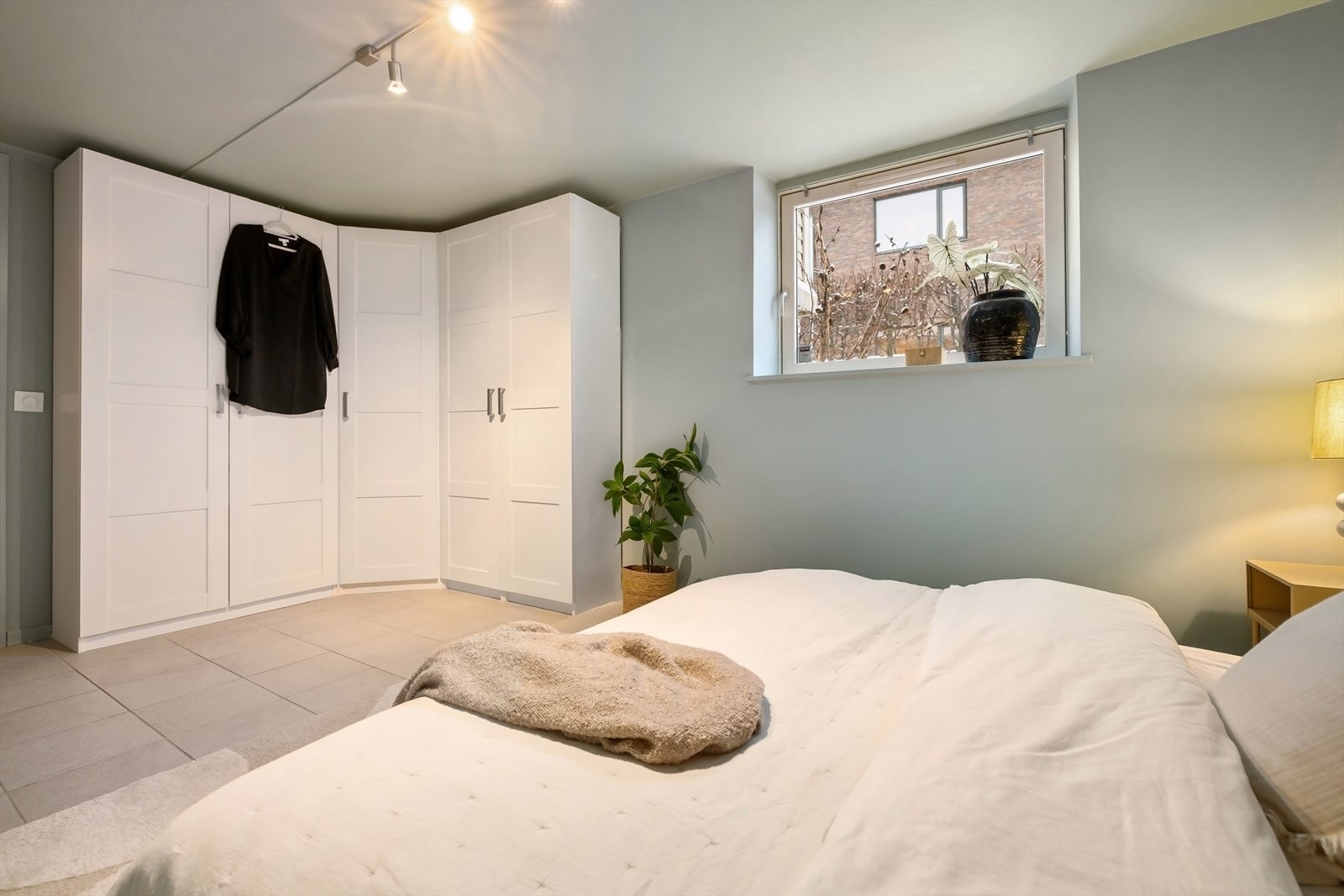 Rommet har god plass og godt med skapplass. Galleribilde