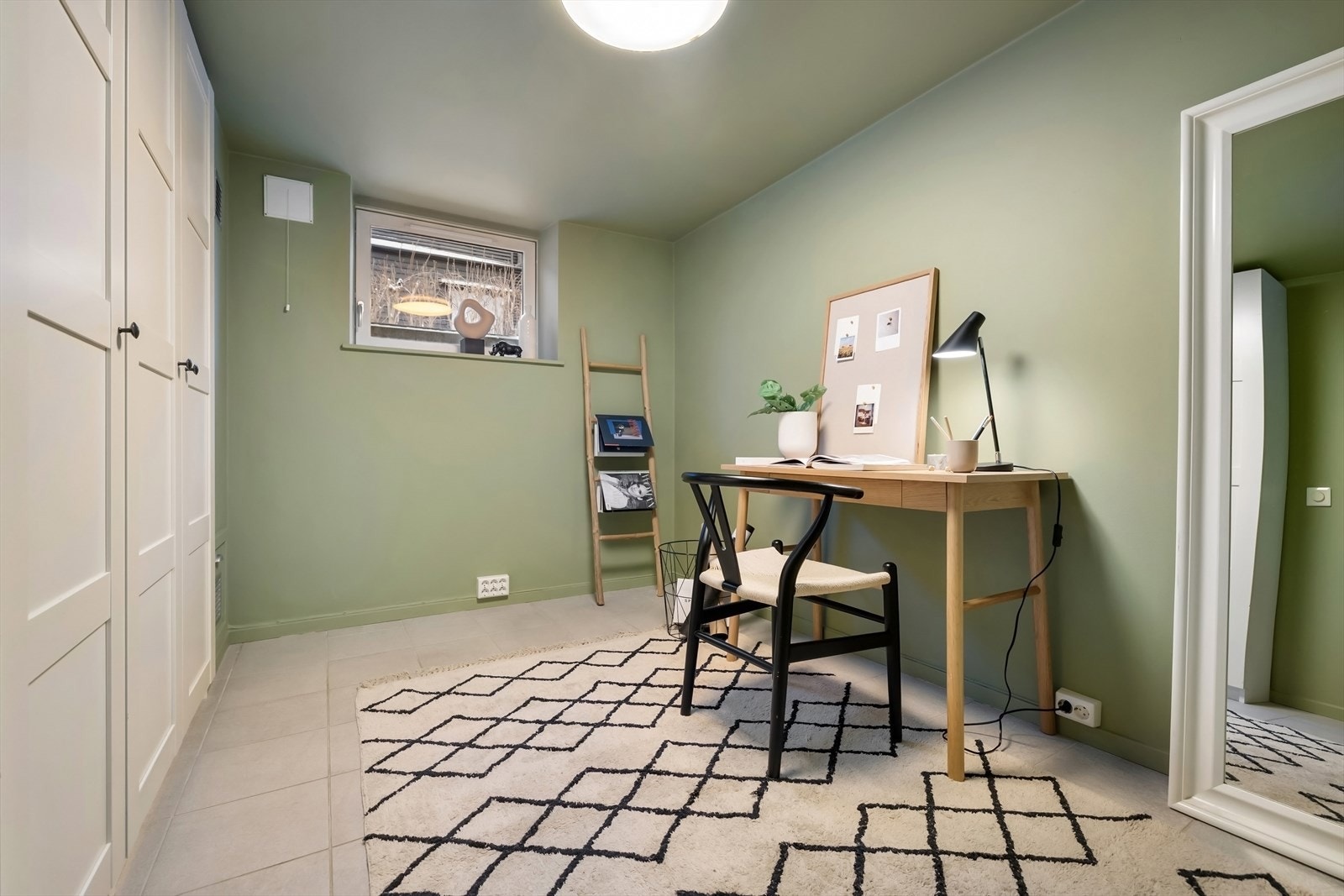 Innredet rom som selger har benyttet som soverom. Fungerer også godt som hjemmekontor, lekerom eller kanskje en stor walk in closet. Galleribilde