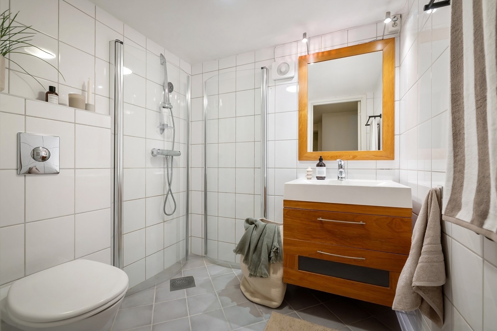 Flislagt bad fra 2005 med dusj, wc og mekanisk avtrekk. Galleribilde