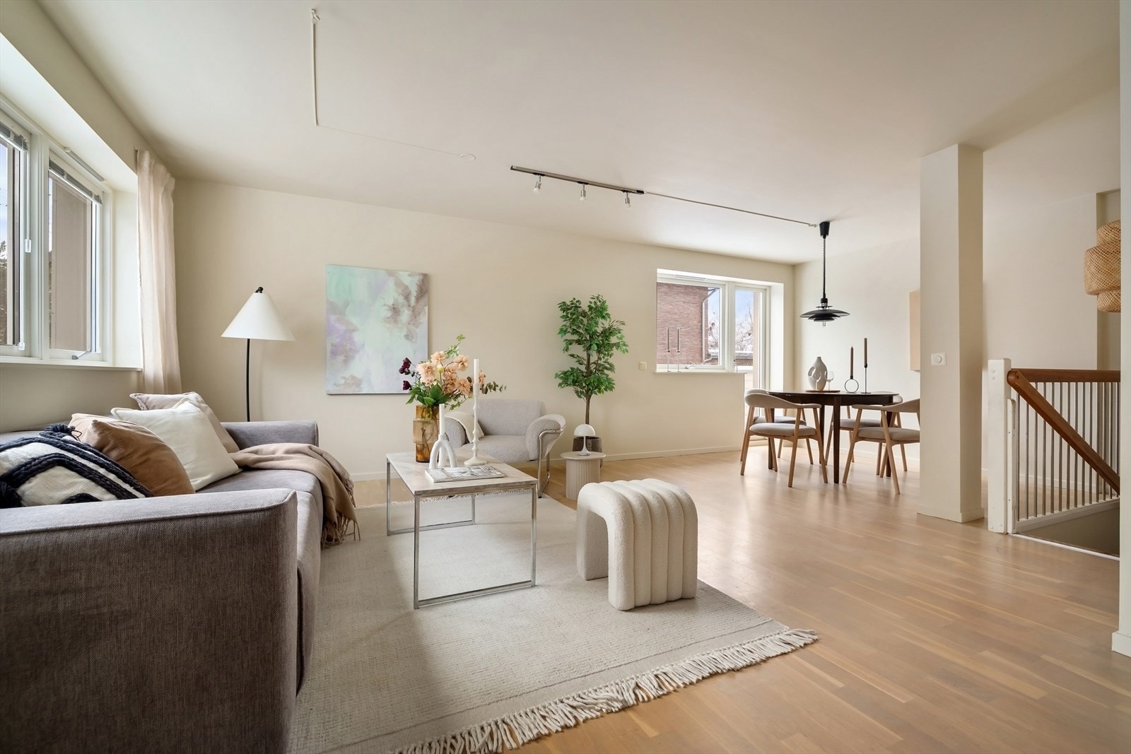 Sameiet har felles bergvarmeanlegg. Varmtvann og fyring deles etter seksjonsbrøken. Galleribilde