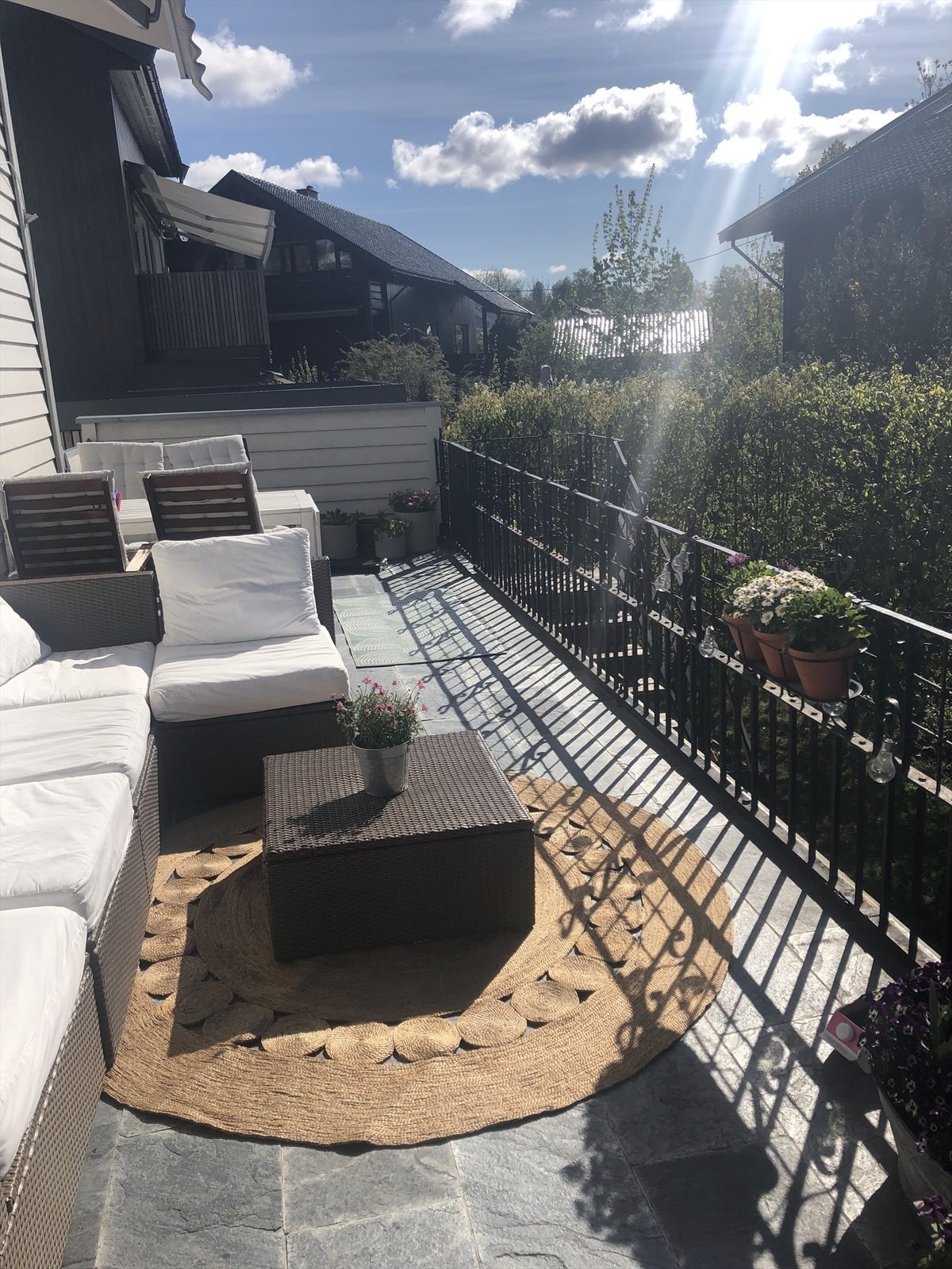 Terrassen om sommeren (selgers bilde) Galleribilde