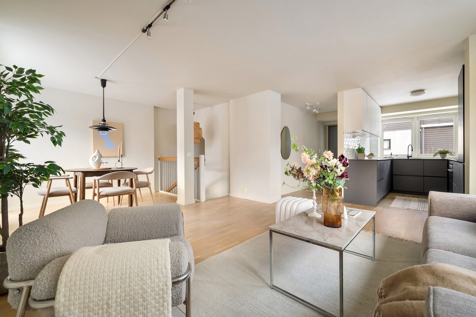 I det romslige oppholdsrommet er det vinduer og lys fra tre himmelretninger. Galleribilde