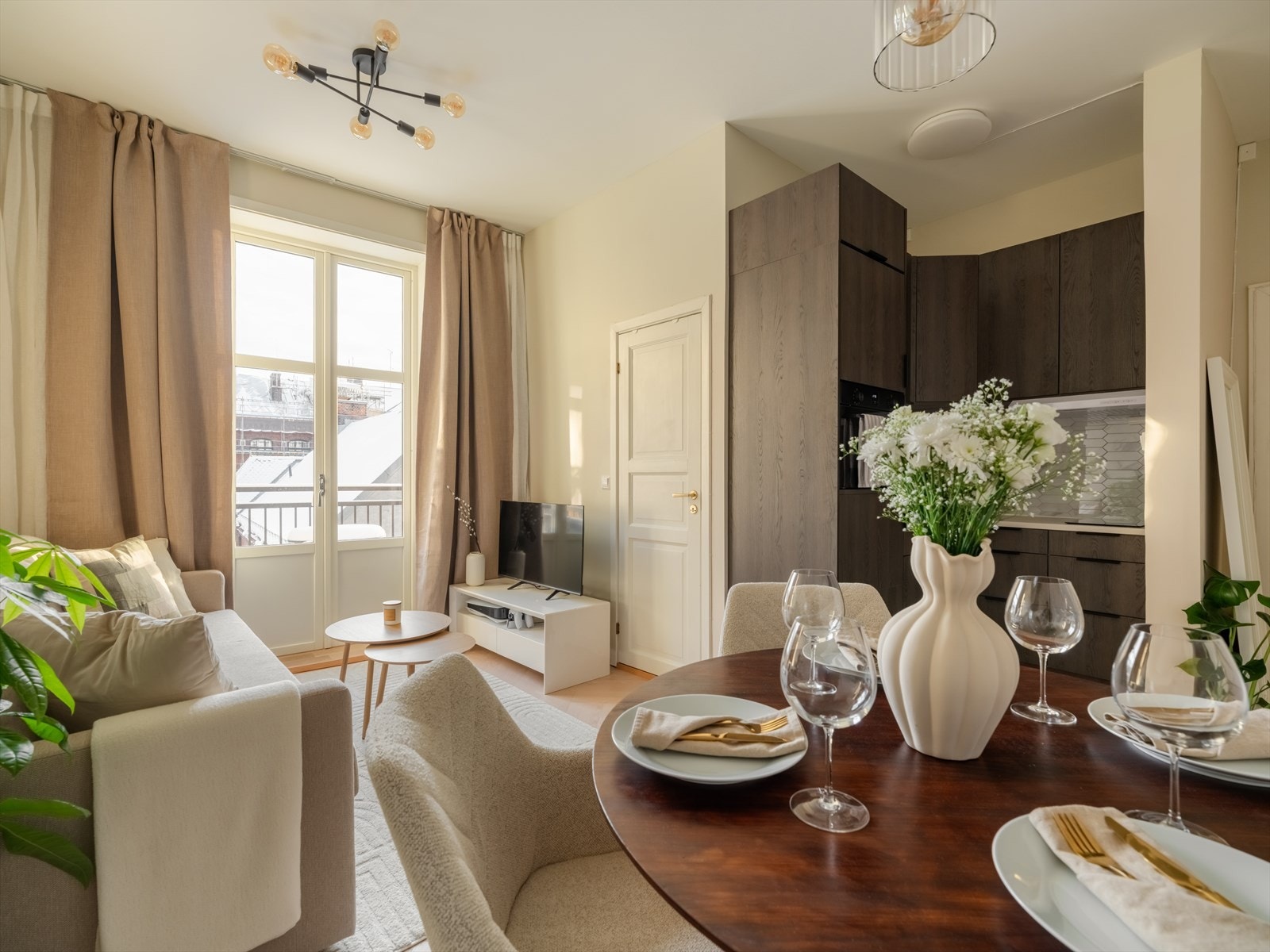 Romslig og lys stue med store vindusflater som gir rikelig med naturlig lys. Galleribilde