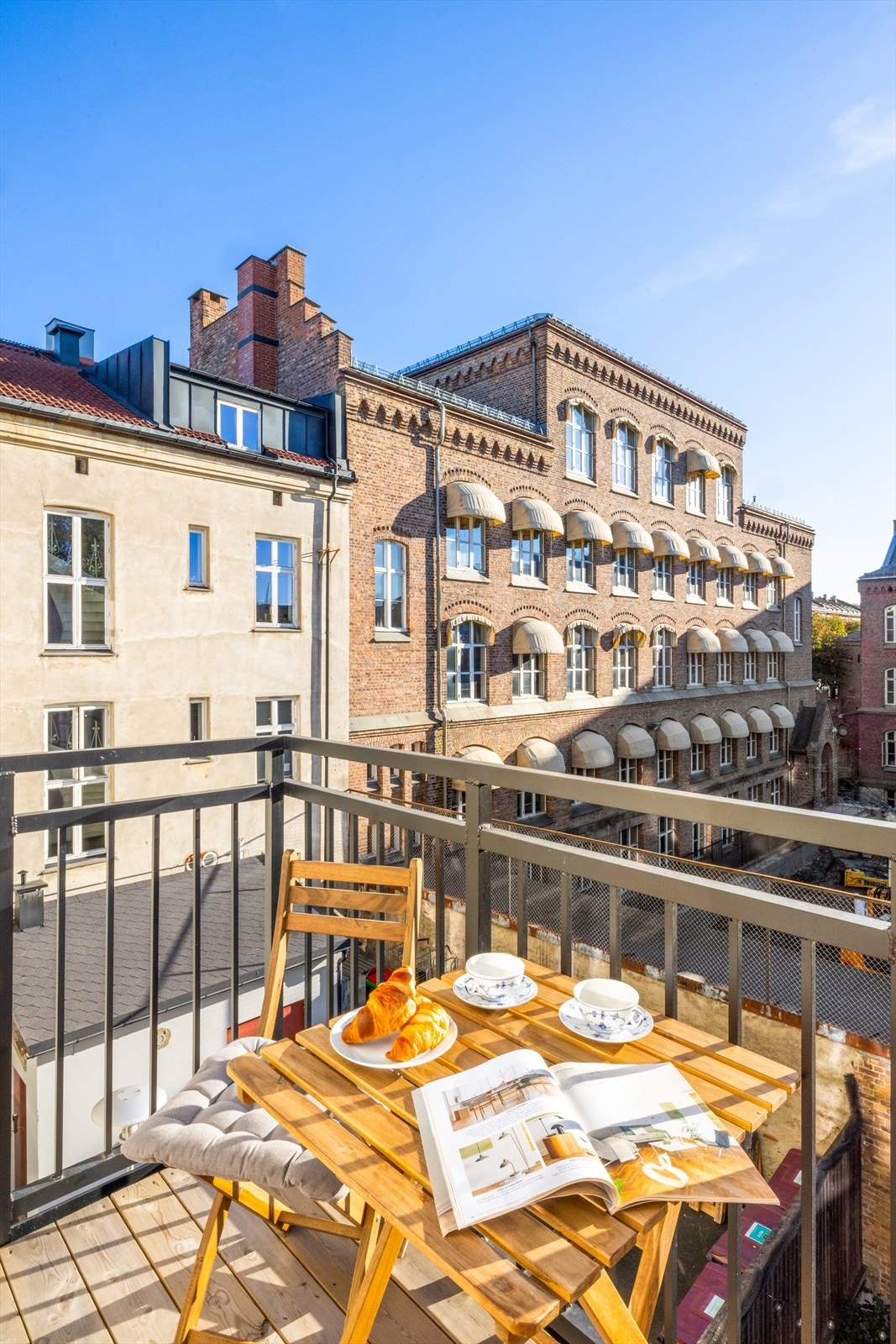 Balkongen har stålkonstruksjon med adkomst fra stue/kjøkken, terrassebord på dekke og rekkverk i stål. Rekkverkshøyde er målt til 110 cm. Galleribilde
