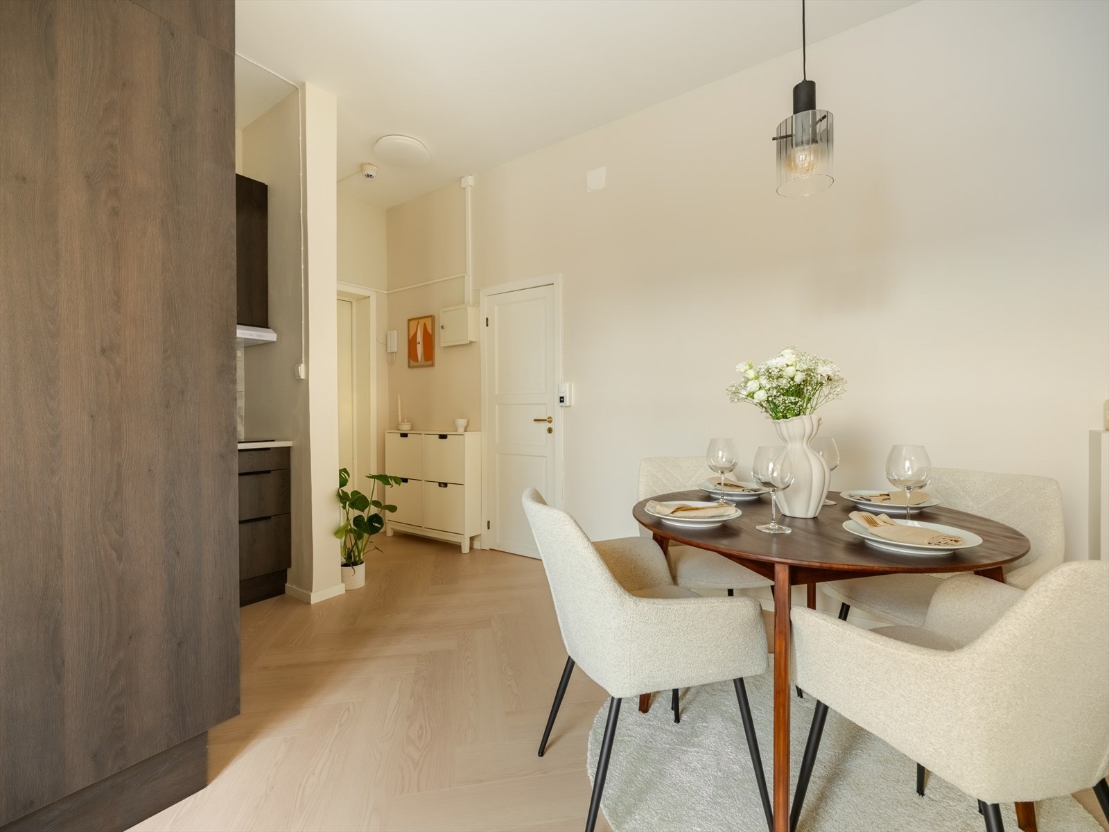 Direkte tilgang til kjøkkenet fra spiseområdet skaper en praktisk løsning. Galleribilde