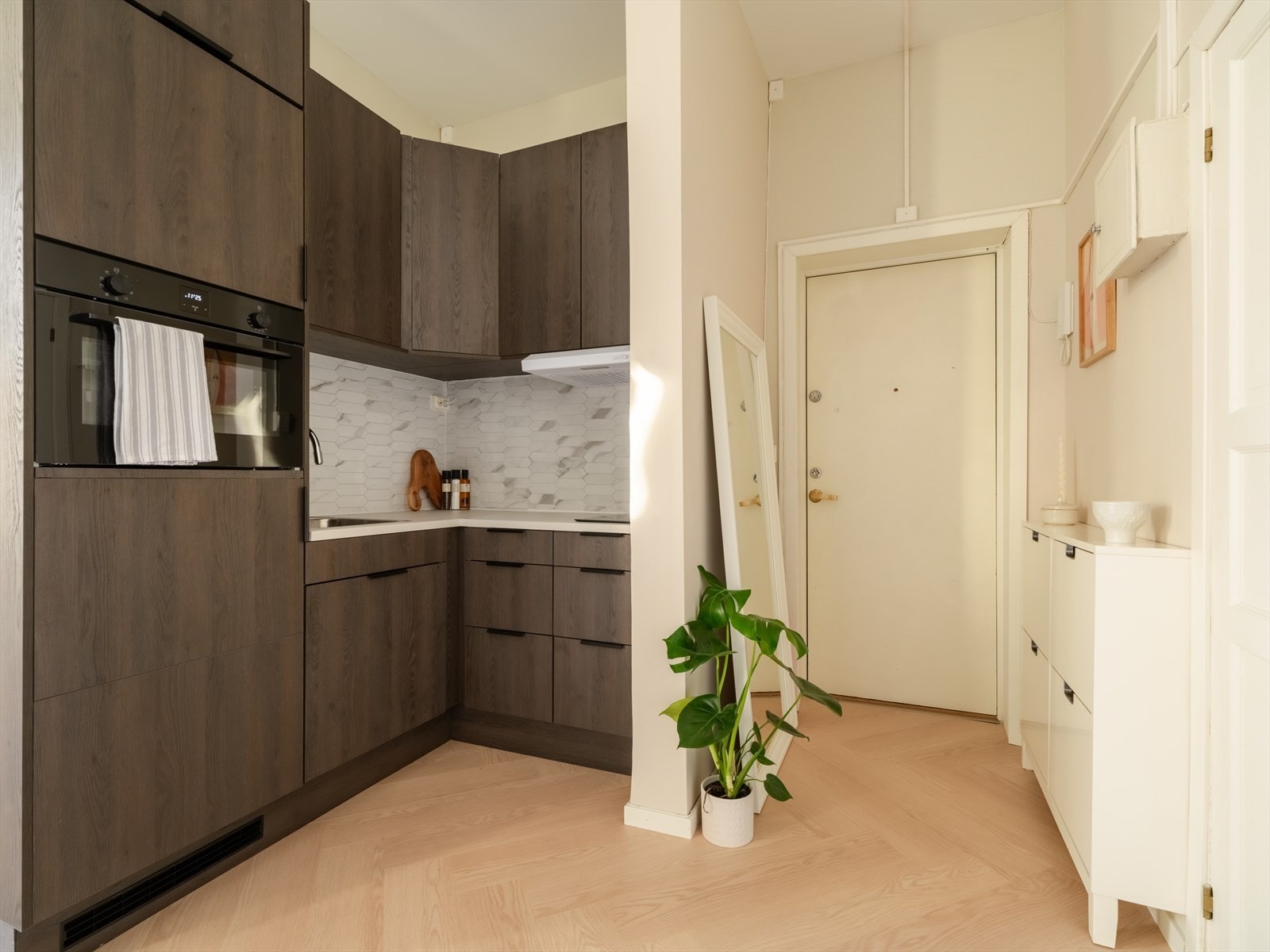 Kjøkkenet er utstyrt med mekanisk ventilator med kullfilter, komfyrvakt og automatisk lekkasjesikring. Galleribilde