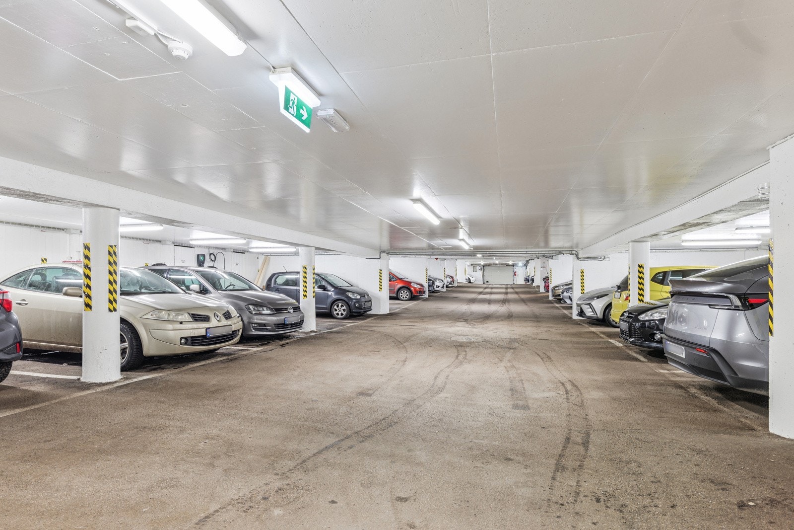 Garasjeplass i garasjekjeller Galleribilde