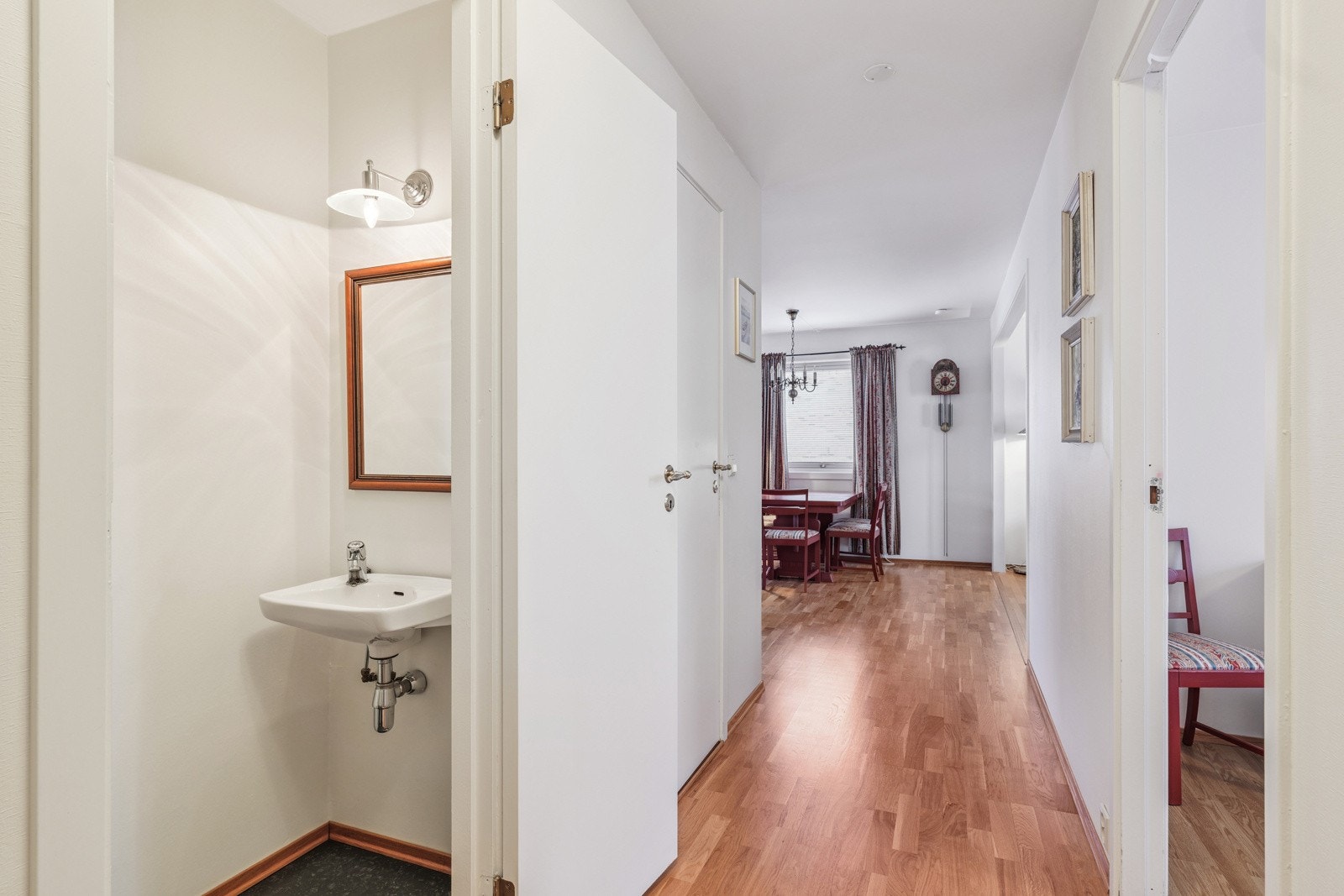 Hall, separat wc Galleribilde