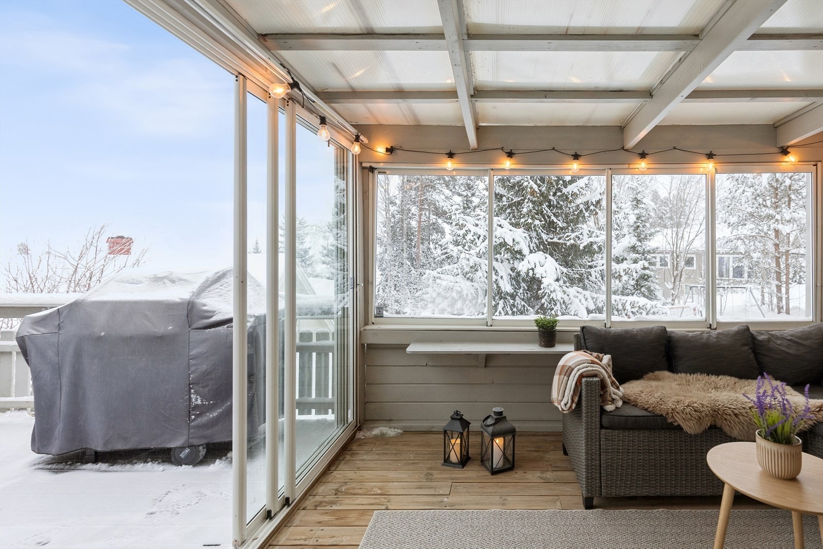 Skyvedører i glass åpner opp mot den usjenerte, åpne delen av balkongen. Galleribilde