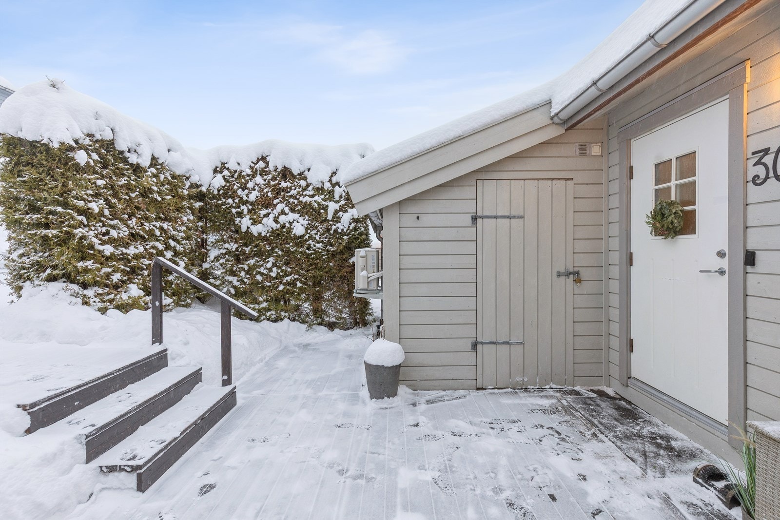 Ved inngangspartiet er det en terrasse på 18 m² og en praktisk ekstern bod på 5 m². Galleribilde