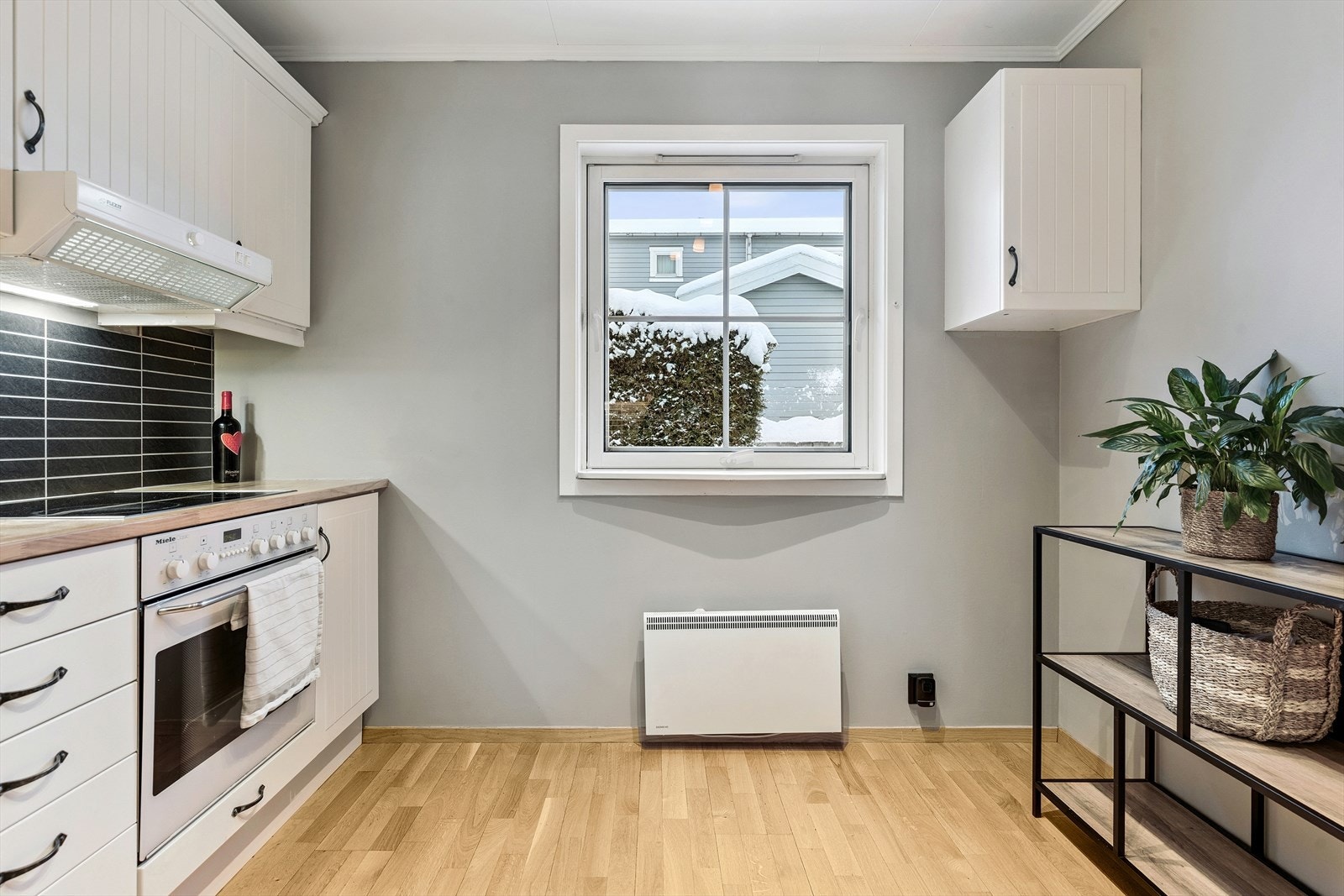 Separat kjøkken med god plass til en liten spiseplass ved vinduet. Galleribilde