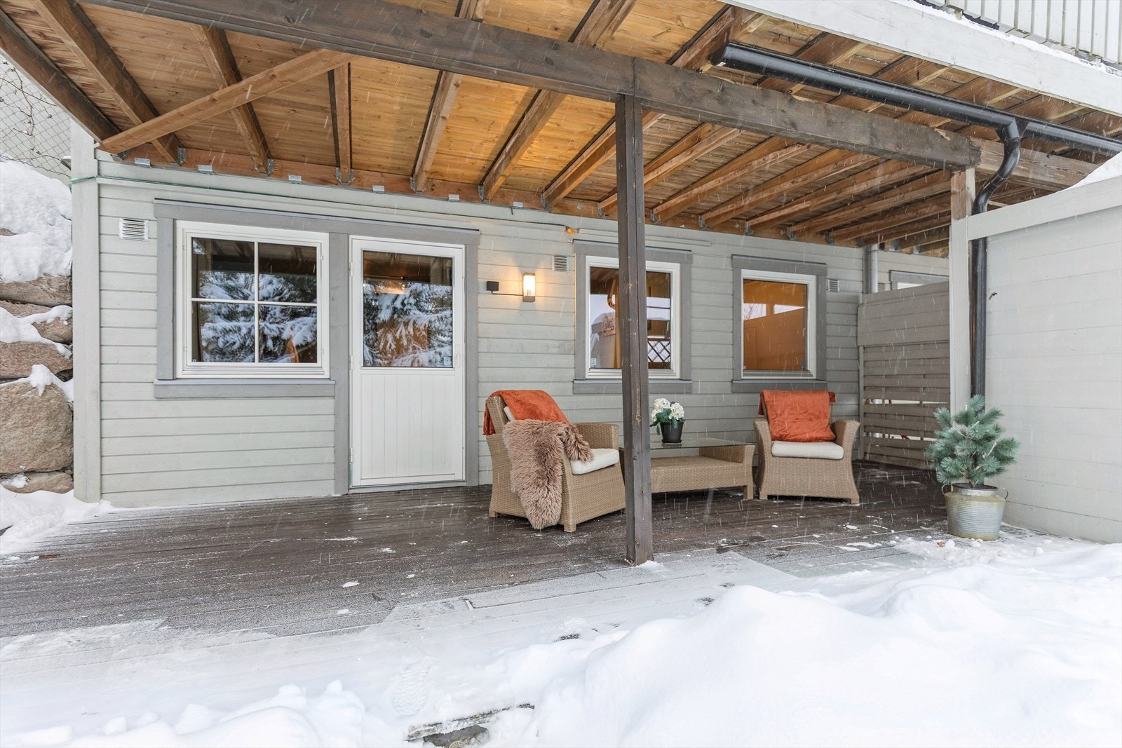 Fra hovedsoverommet er det utgang til en overbygd og sydvendt veranda på 25 m². Galleribilde